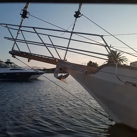 Bateau Prive A Quai- Village Naturiste *