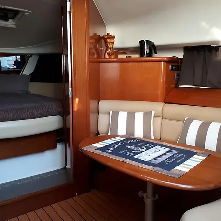 Bateau Prive A Quai- Village Naturiste Botel *